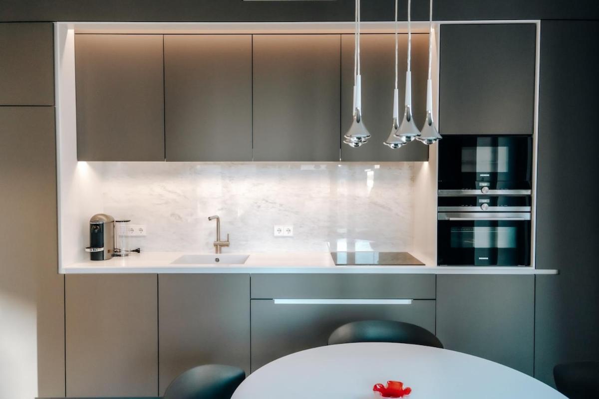 Luxe - Modern & Spacious 2br With Balcony View Apartment *